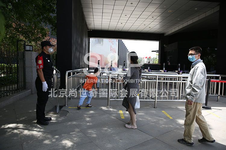 中國電影博物館入口處,觀眾保持安全距離入館。